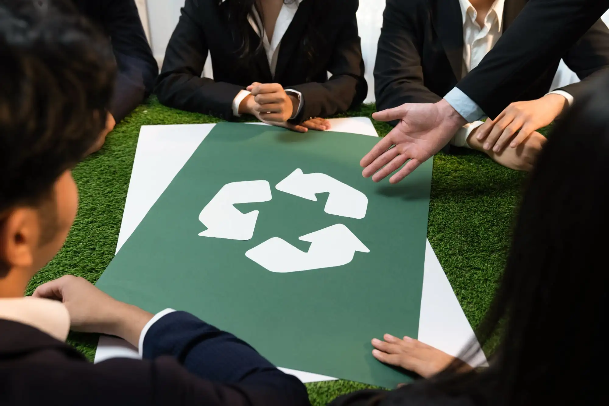 Segregacja odpadów w firmie z oznaczonymi pojemnikami i strefą zbiórki