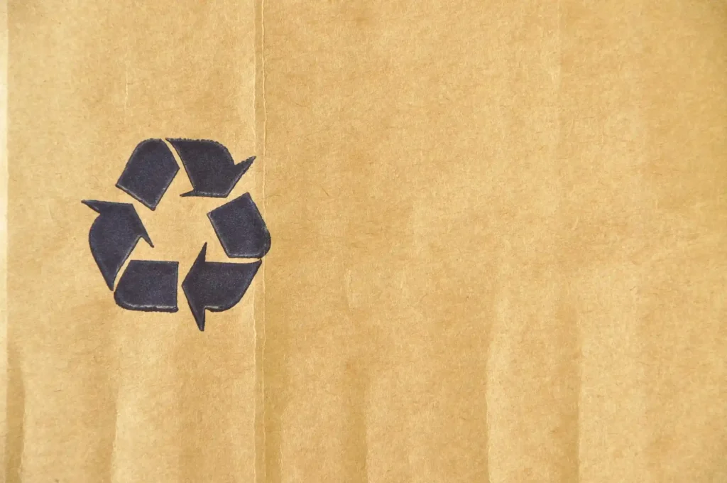 Symbol recyklingu na kartonie – recykling kartonów i tektury